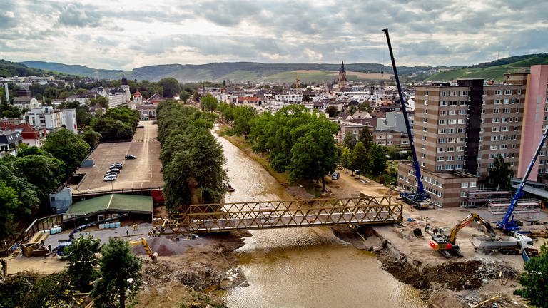 Luftaufnahme von Bad Neuenahr-Ahrweiler nach der Flutkatastrophe mit Behelfsbrücke
