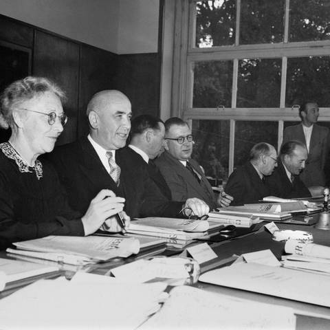 Im Hotel Rittersturz in Koblenz begann am 8. Juli 1948 die Konferenz der elf westdeutschen Ministerpraesidenten. Sie gilt als erster Schritt zu einem deutschen Grundgesetz.