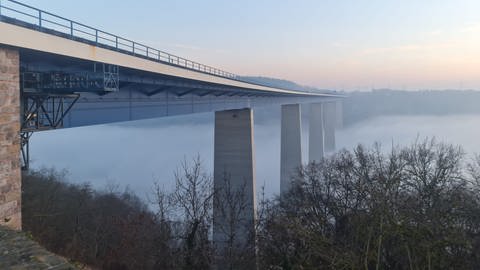 Die Moseltalbrücke der A61 bei Koblenz ist 136 Meter hoch und 935 Meter lang.
