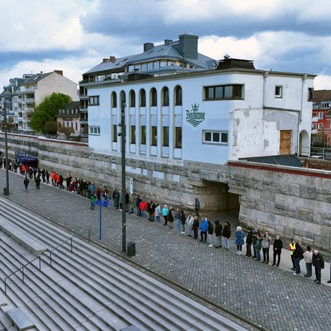 Im Rahmen der "Internationalen Wochen gegen Rassismus" bildeten in Neuwied fast 400 Menschen eine Kette vom Pegelturm bis zum Schloss.