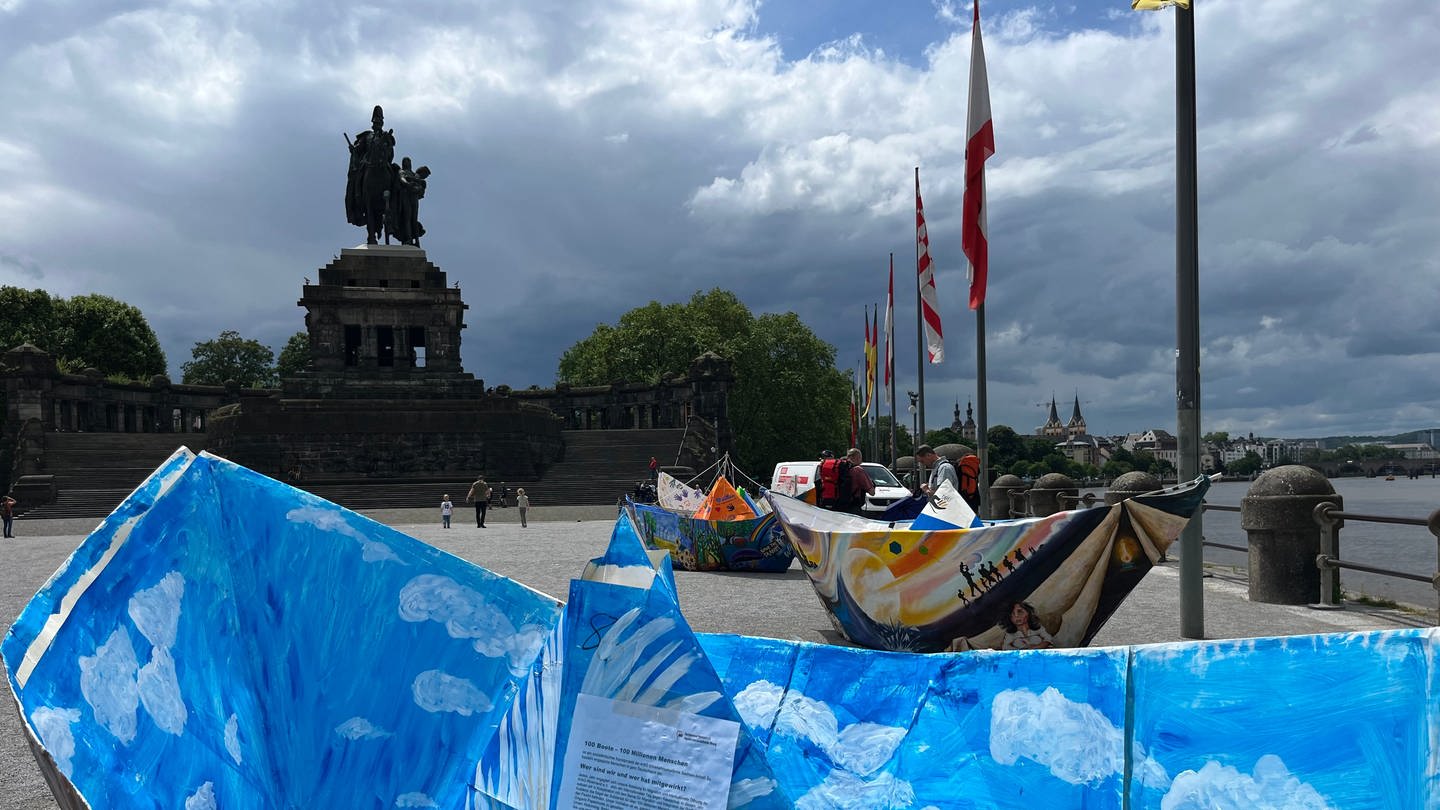 Am Deutschen Eck in Koblenz wurden die Papierboote dem Landesverband der AWO Sachsen-Anhalt übergeben. Dieser bringt die Kunstwerke zur Ausstellung nach Berlin. (Foto: AWO Rheinland e.V.)