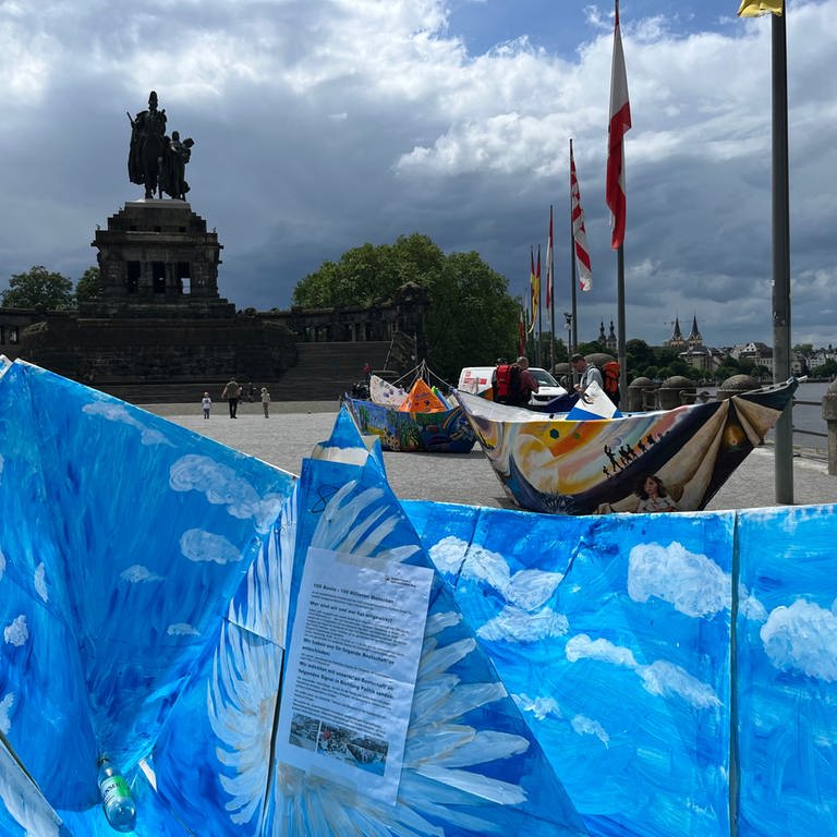 Am Deutschen Eck in Koblenz wurden die Papierboote dem Landesverband der AWO Sachsen-Anhalt übergeben. Dieser bringt die Kunstwerke zur Ausstellung nach Berlin.