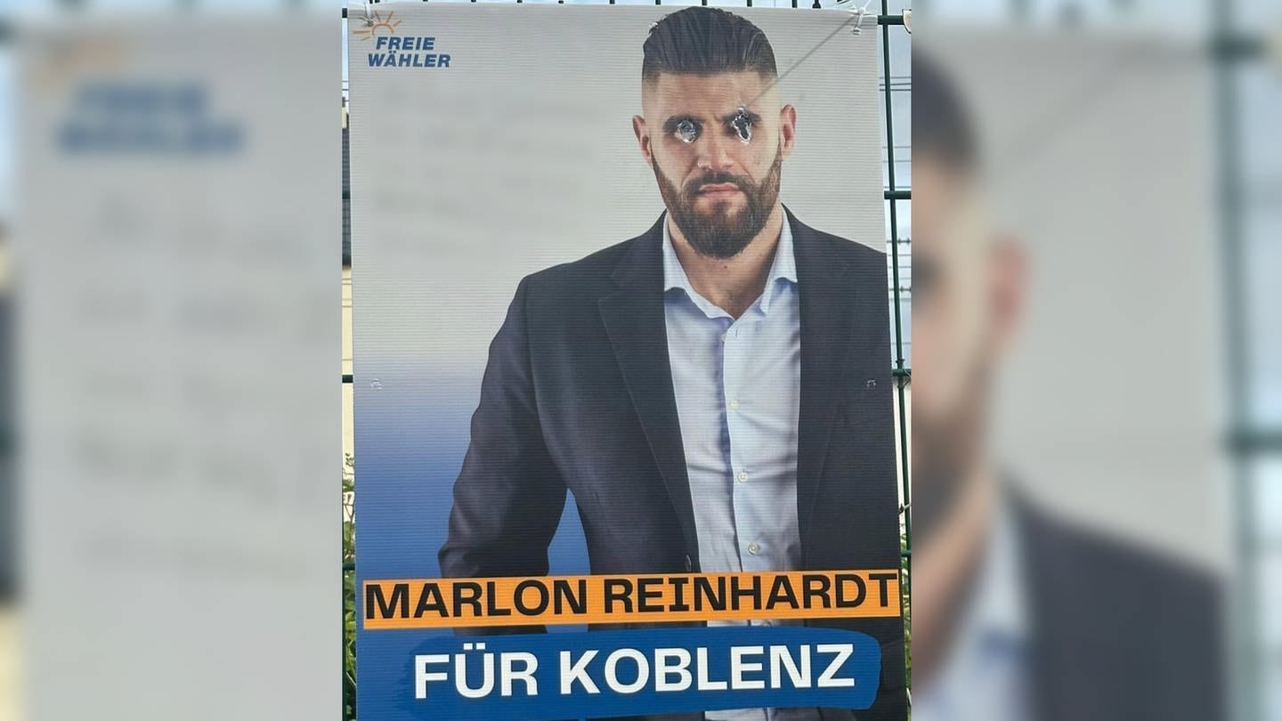 Antiziganistisch beschmiertes Wahlplakat von Marlon Reinhardt (Freie Wähler). Der SWR hat den Spruch verpixelt, um ihn nicht weiter zu verbreiten. (Foto: Freie Wähler Koblenz)