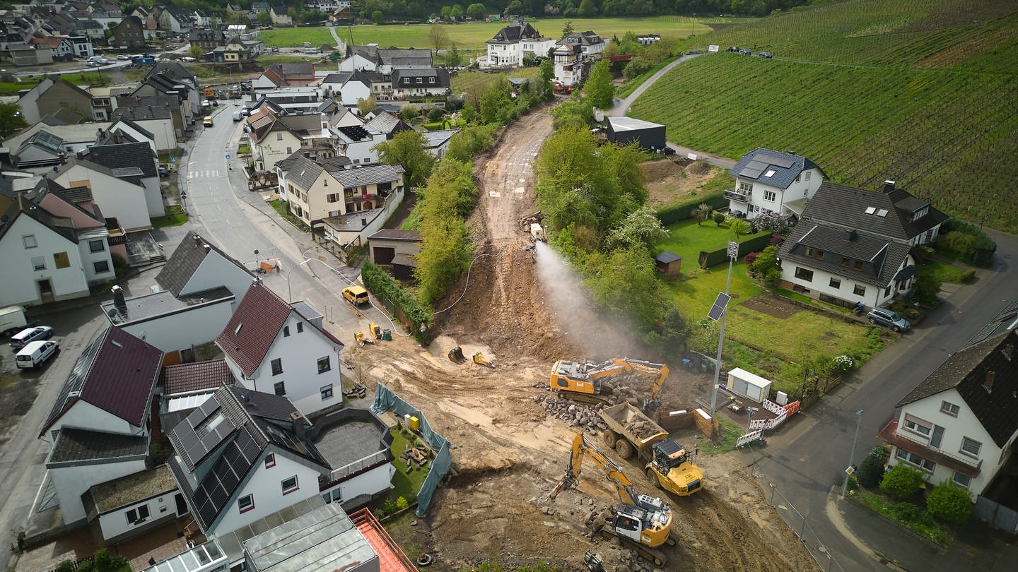 Bagger in Rech arbeiten am Wiederaufbau der Strecke für die Ahrtalbahn. (Foto: dpa Bildfunk, Picture Alliance)