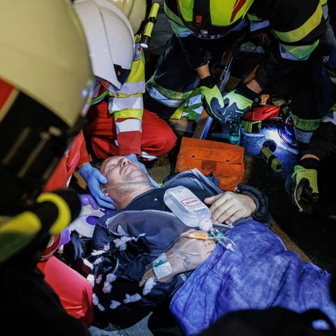 Rettungskräfte üben die Rettung eines verletzten Mannes auf einer Trage - im Ahrtal üben die Emergency Medical Teams mehrere Tage.
