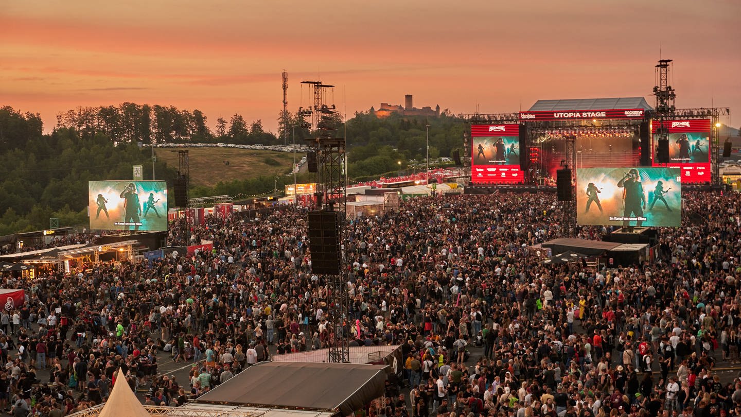 Zehntausende Fans feiern bei Rock am Ring im Sonnenuntergang am Nürburgring (Foto: picture-alliance / Reportdienste, Picture Alliance)