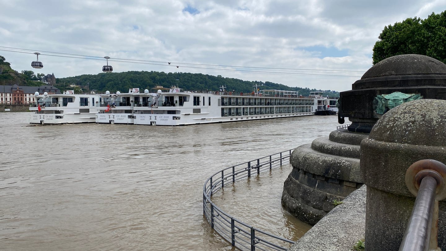 Hochwasser am Deutschen Eck in Koblenz - der Rhein ist gut gefüllt. (Foto: SWR)