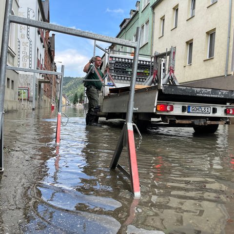 In Sankt Goarshausen ist die Ortsdurchfahrt vom Hochwasser betroffen. Die Feuerwehr baut für Fußgänger Stege auf.
