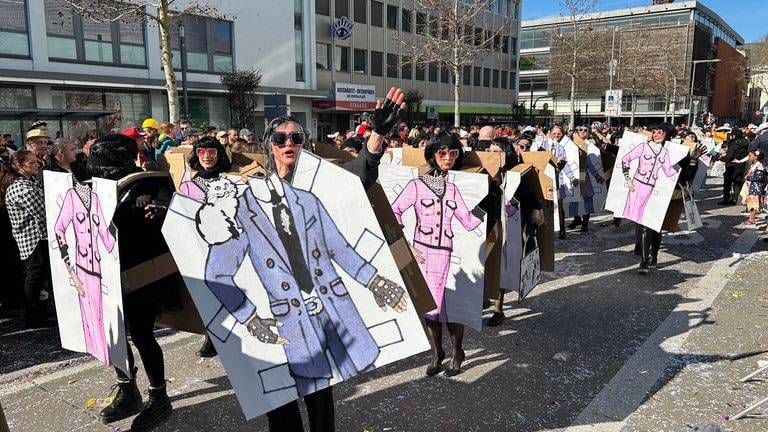 Gute Laune und bunte Kostüme beim Rosenmontagsumzug 2025 in Koblenz. (Foto: SWR) Gute Laune und bunte Kostüme beim Rosenmontagsumzug 2025 in Koblenz.