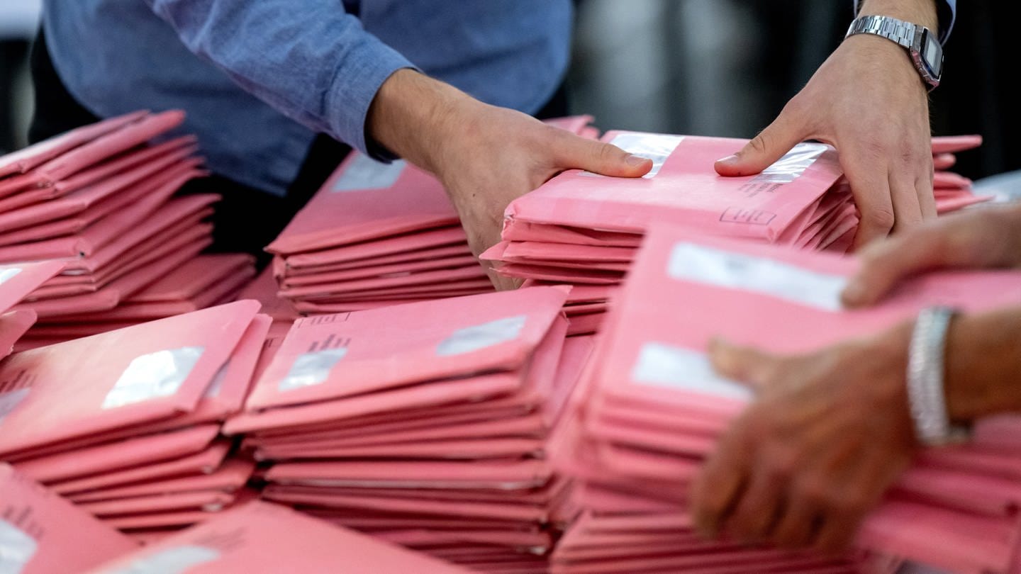 Symbolbild: Im Kreis Trier-Saarburg haben Briefwähler möglicherweise ihre Wahlunterlagen für die Kommunal- und Europawahl falsch verpackt verschickt (Foto: dpa Bildfunk, picture alliance/dpa | Sven Hoppe)