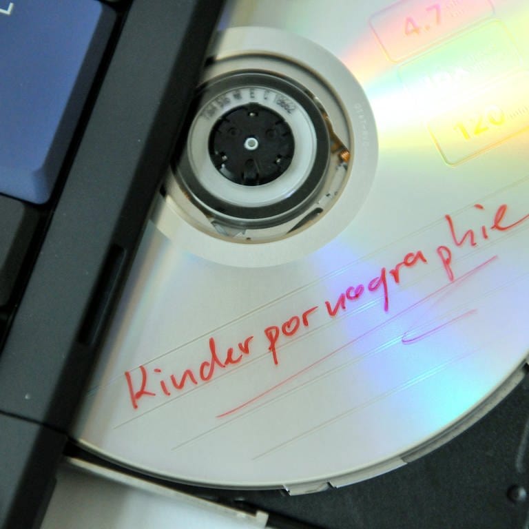 Ein Datenträger mit dem Schriftzug "Kinderpornographie" liegt im Laufwerk eines Notebooks.  (Foto: dpa Bildfunk, picture alliance / dpa | Zucchi Uwe)