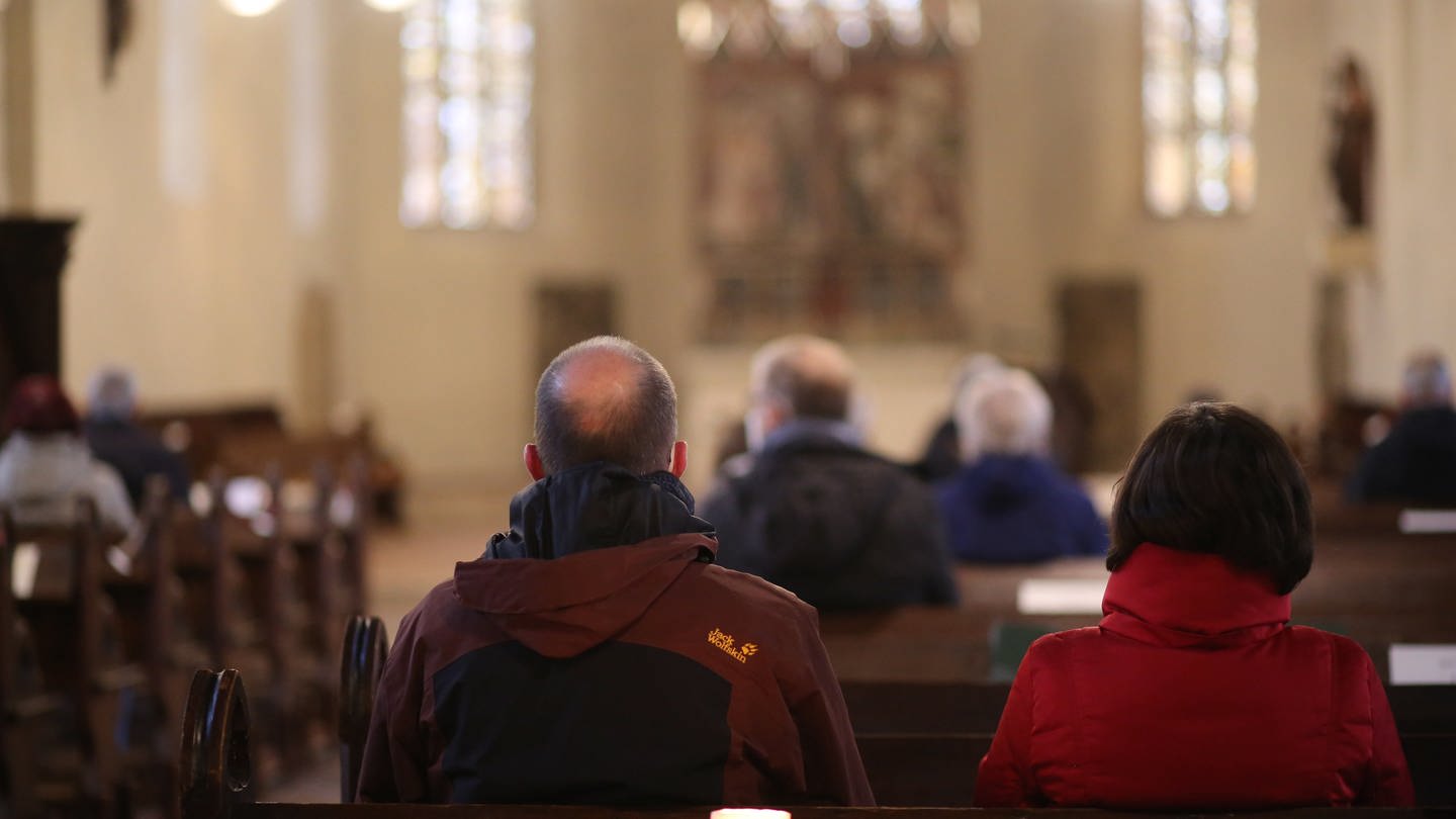 Besucher sitzen aufgrund der Corona-Pandemie mit Abstand zueinander in der Kirche. (Foto: dpa Bildfunk, picture alliance/dpa/dpa-Zentralbild | Matthias Bein)