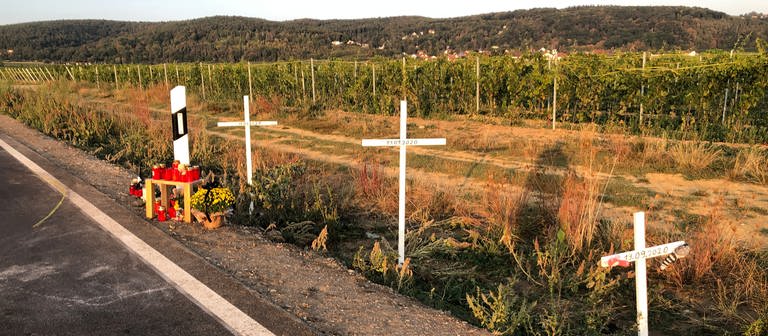 Unfallstelle von dem tragischen Verkehrsunfall mit drei Toten am 19.09.20 bei Weisenheim am Berg mit Gedenkkreuzen und Kerzen (aufgenommen am 22.09.2020) (Foto: SWR)