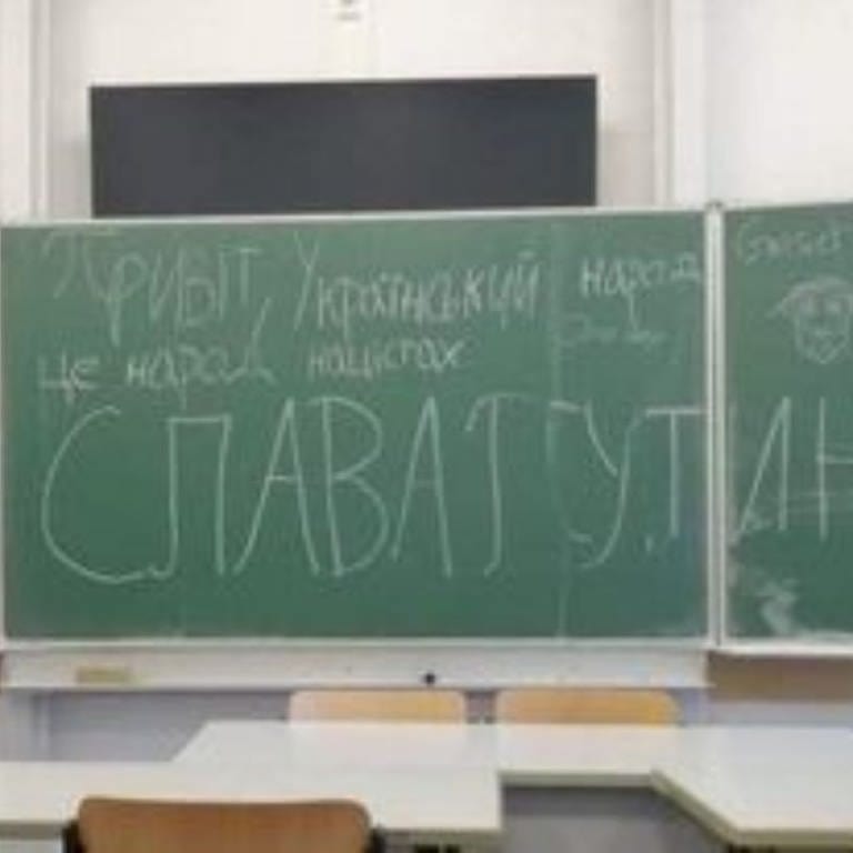 Eine grüne Schultafel, auf der russische Wörter stehen (Foto: privat)