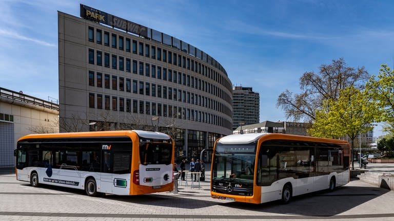 E-Busse der vrn fahren über den Berliner Platz in Ludwigshafen (Foto: Quelle: rnv)