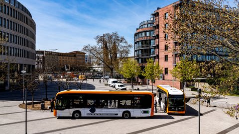 E-Busse der vrn fahren über den Berliner Platz in Ludwigshafen (Foto: Quelle: rnv)