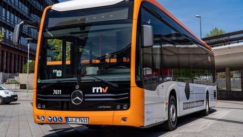 E-Busse des rnv fahren über den Berliner Platz in Ludwigshafen (Foto: Quelle: rnv)