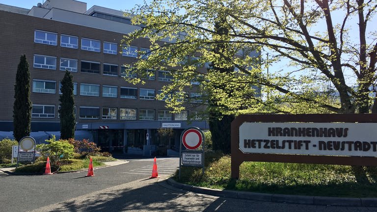 Das Hetzelstift-Krankenhaus in Neustadt (Foto: SWR)