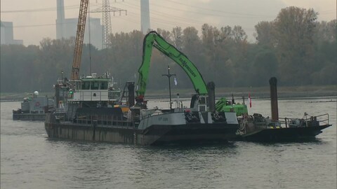 Die Kiesbagger sind derzeit noch auf dem Rhein im Einsatz (Foto: SWR)