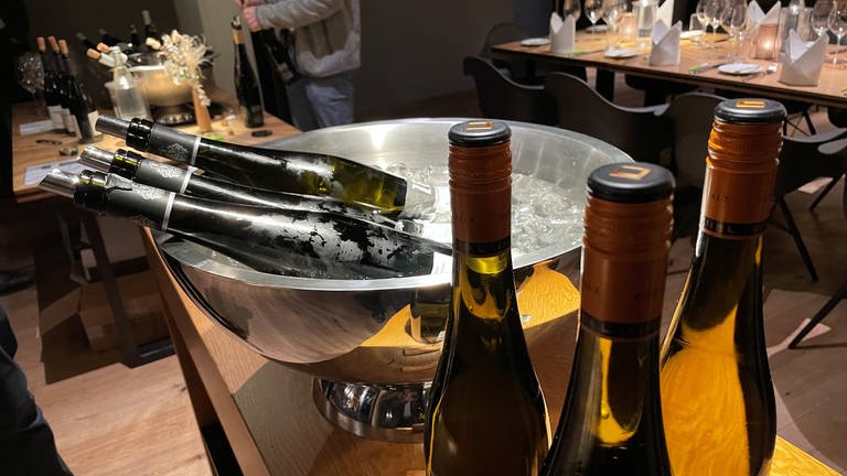 Weinflaschen stehen auf einem Tisch (Foto: SWR)