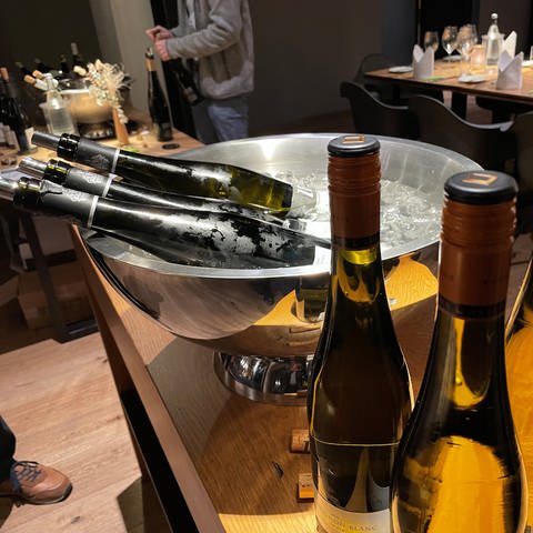 Weinflaschen stehen auf einem Tisch (Foto: SWR)
