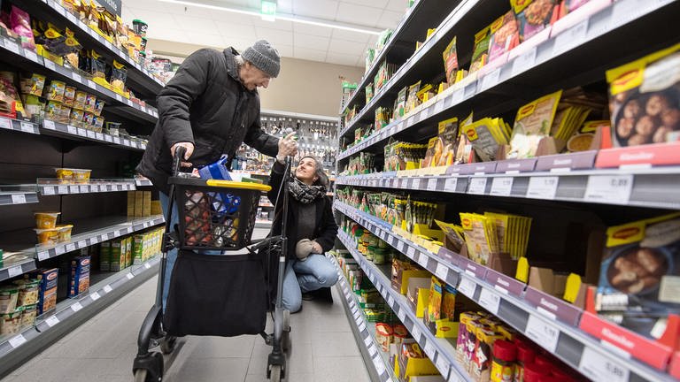 senior wird beim Einkaufen von einer Helferin unterstützt (Foto: dpa Bildfunk, Sebastian Gollnow)