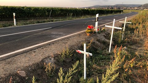 Unfallstelle von dem tragischen Verkehrsunfall mit drei Toten am 19.09.20 bei Weisenheim am Berg mit Gedenkkreuzen und Kerzen (aufgenommen am 22.09.2020) (Foto: SWR)