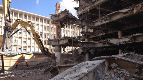 Ein Bagger reißt große Stücke aus dem ehemaligen Gebäude "Tortenschachtel" am Berliner Platz, Ludwigshafen (Foto: SWR)