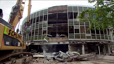 Bagger beim Abriss der "Tortenschachtel" am Berliner Platz, Ludwigshafen (Foto: SWR)