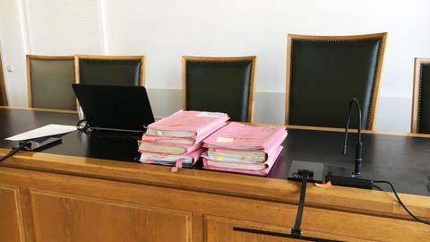 Prozessakten in einem Gerichtssaal des Frankenthaler Landgerichts