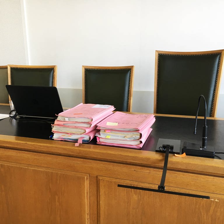 Prozessakten in einem Gerichtssaal des Frankenthaler Landgerichts