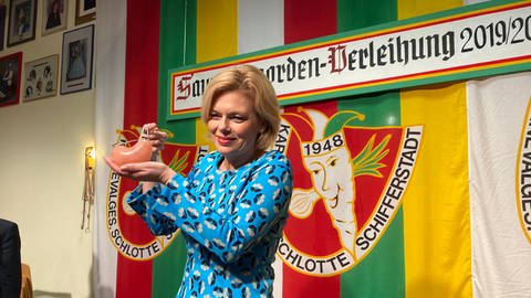 Julia Klöckner wurde in Schifferstadt der "Saumagen-Orden" verliehen (Foto: SWR, Mechthild Becker)