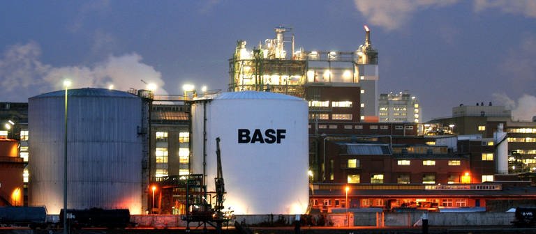 BASF-Gelände in Ludwigshafen bei Nacht (Foto: dpa Bildfunk, Frank Rumpenhorst)