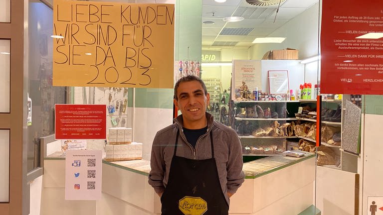 Schuster Advar Tolu ist der Inhaber des letzten geöffneten Geschäfts im Ludwigshafener Rathauscenter