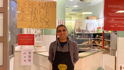 Schuster Advar Tolu ist der Inhaber des letzten geöffneten Geschäfts im Ludwigshafener Rathauscenter (Foto: SWR)