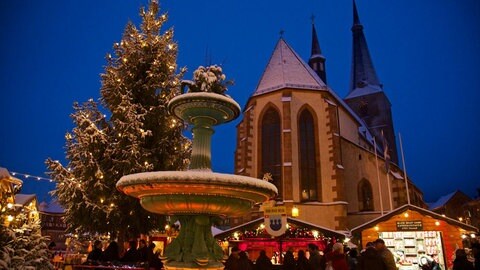 Marktplatz in Deidesheim (Foto: Pressestelle, Tourist Service GmbH, Deidesheim)