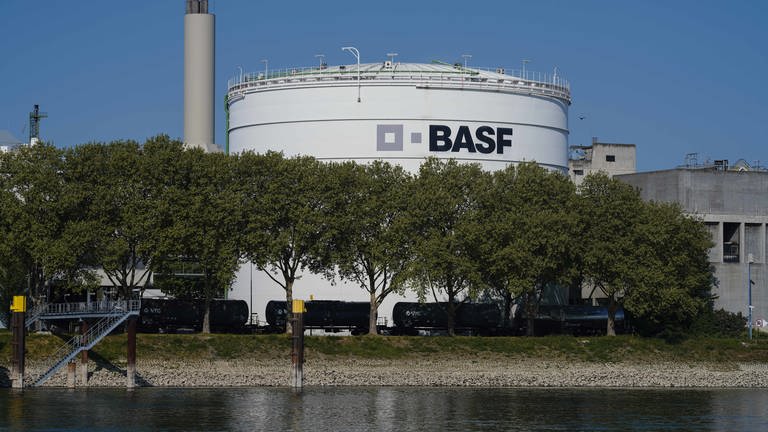 Ein Logo des Chemiekonzerns BASF ist im Stammwerk am Rhein auf einem großen Lagerbehälter zu sehen.