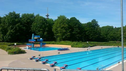Badepark in Wörth mit Schwimmer- und Sprungbecken, menschenleer (Foto: Pressestelle, Stadtwerke Wörth)