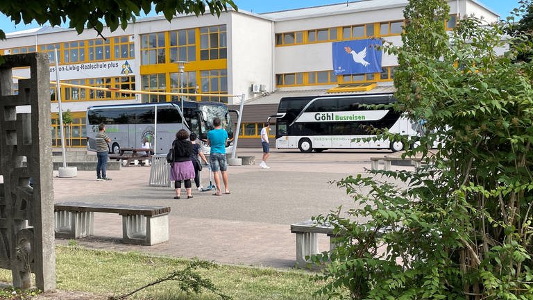 Schulklassen treffen nach Bergrettung in Maxdorf ein (Foto: SWR)