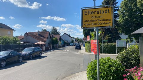 Ellerstadt in the district of Bad Dürkheim, a place name sign at the entrance to the city, a street with houses (Photo: SWR)