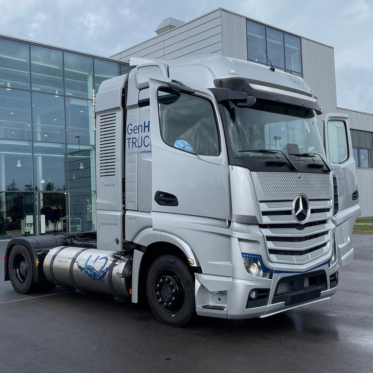 Daimler stellt seine neuen Trucks vor, die Wasserstofftanks haben (Foto: Daimler Truck Wörth)