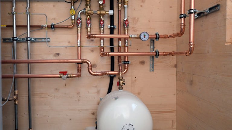 Gasleitungen in einem Haus (Foto: IMAGO, MiS)