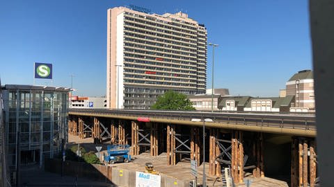 Hochstraße Süd Seitenansicht mit S-Bahnhof im Vordergrund und Hochhaus im Hintergrund (Foto: SWR)
