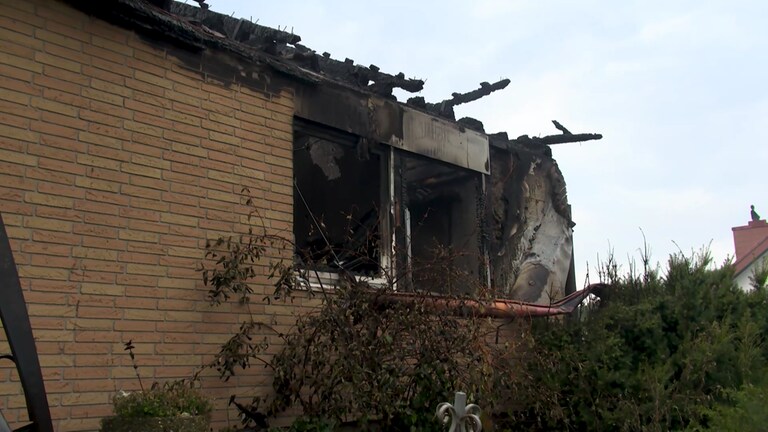 In Harthausen (Rhein-Pfalz-Kreis) hat ein Einfamilienhaus gebrannt. Dabei kamen zwei Menschen ums Leben.  (Foto: SWR)