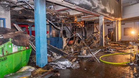 Die Flammen in einem Müllcontainer griffen rasend schnell auf das Klinikgebäude in Kandel über. (Foto: picture-alliance / Reportdienste, Aaron Klewer / Einsatz-Report24)