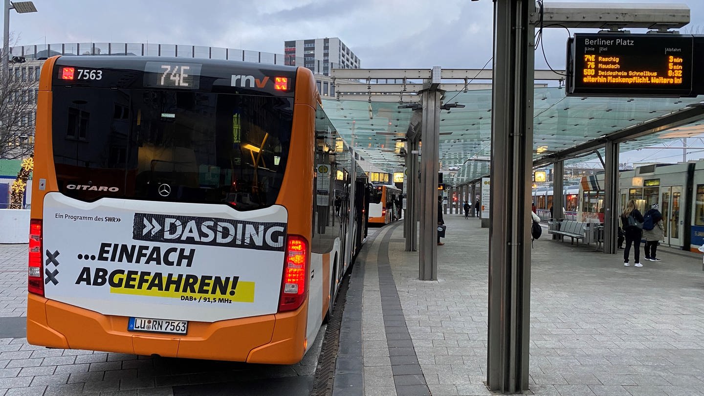 Ein Bus mit DASDING-Aufdruck steht am Berliner Platz in Ludwigshafen.