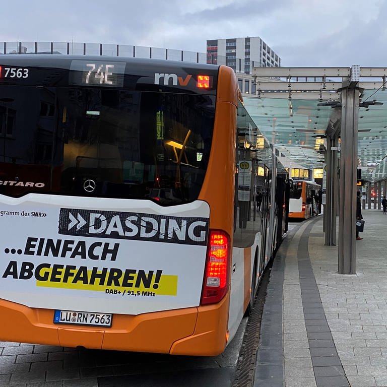 Ein Bus mit DASDING-Aufdruck steht am Berliner Platz in Ludwigshafen. (Foto: SWR)