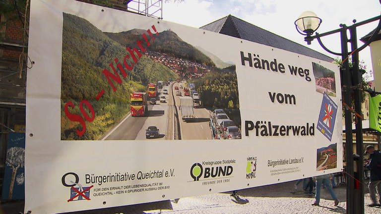 Verschiedene Gruppen demonstrieren gegen den vierspurigen Ausbau der B10 im Pfälzerwald (Foto: SWR)