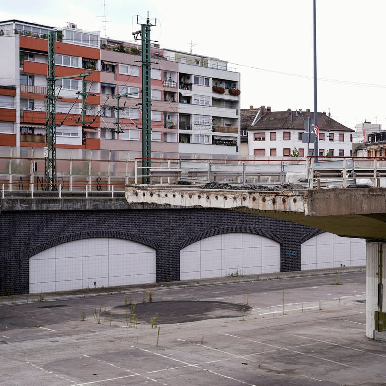Die marode Hochstraße Süd in Ludwigshafen. Die Stadt hat hohe Schulden (Foto: dpa Bildfunk, picture alliance/dpa | Uwe Anspach)