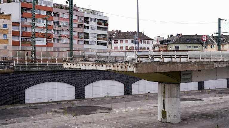 Die marode Hochstraße Süd in Ludwigshafen. Die Stadt hat hohe Schulden (Foto: dpa Bildfunk, picture alliance/dpa | Uwe Anspach)